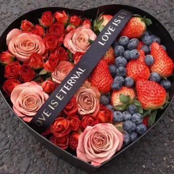 Christmas Sweetheart Bloom & Berry Treasure