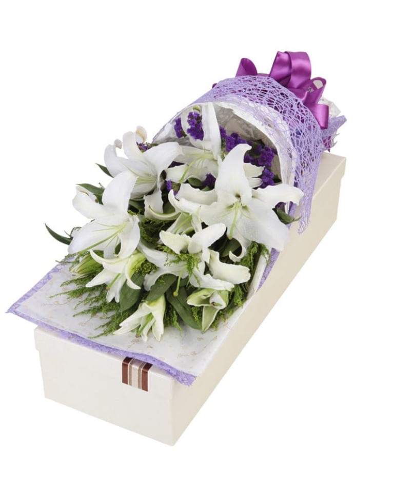 18 White Lilies in Luxury Boxa